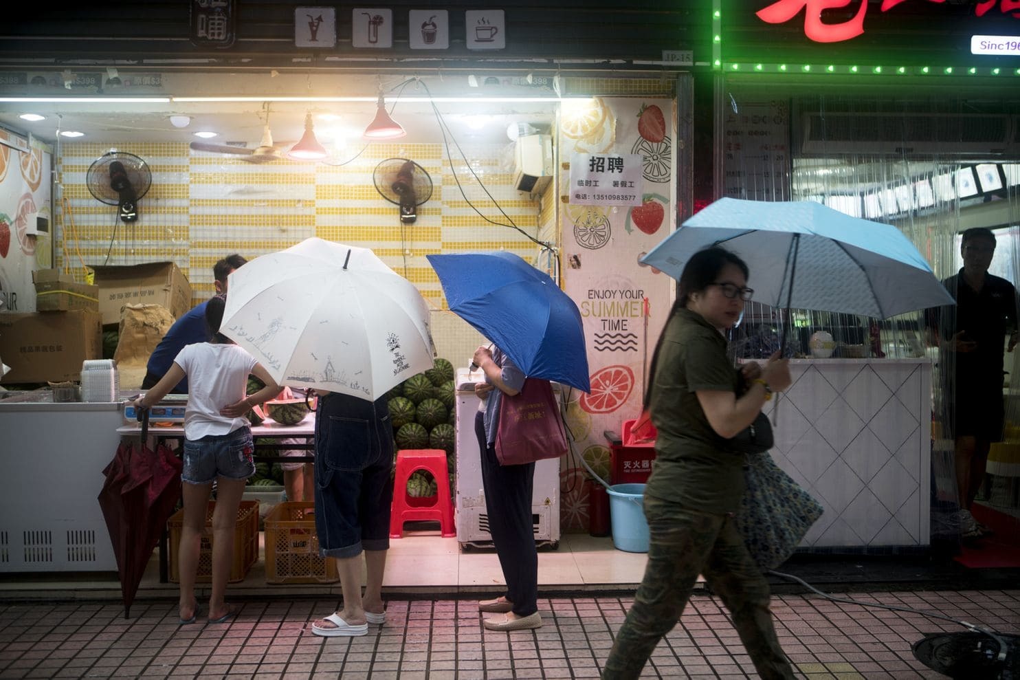 制造业基地深圳的转型:科技行业有人走有人来