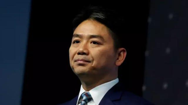 美国警方透露刘强东或涉一级强奸重罪 戴手铐照曝光