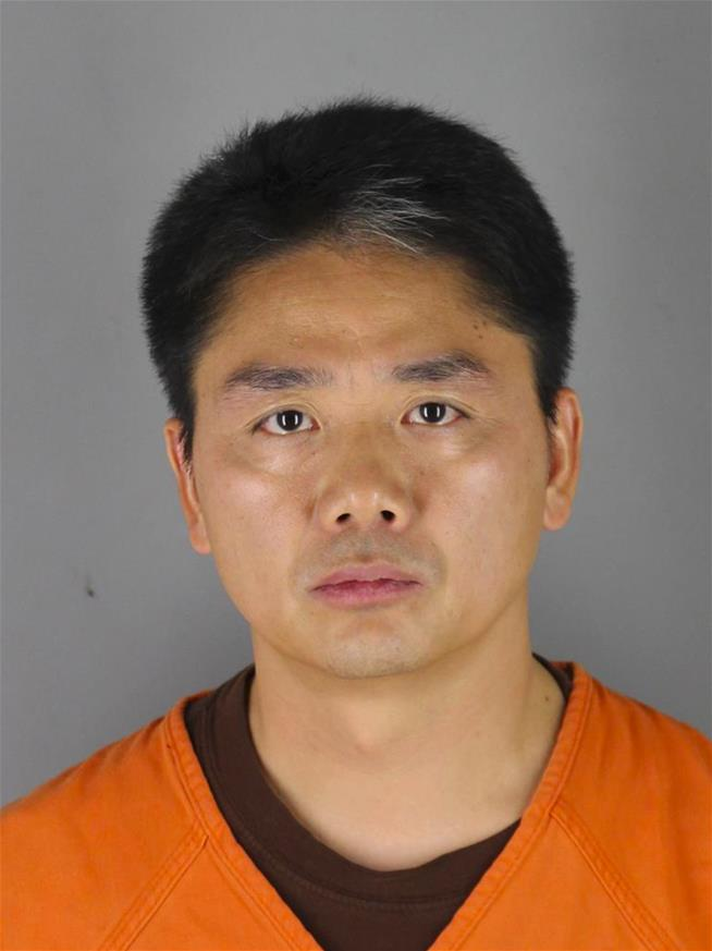 拘捕照曝光！美国警方：刘强东目前不得离开美国