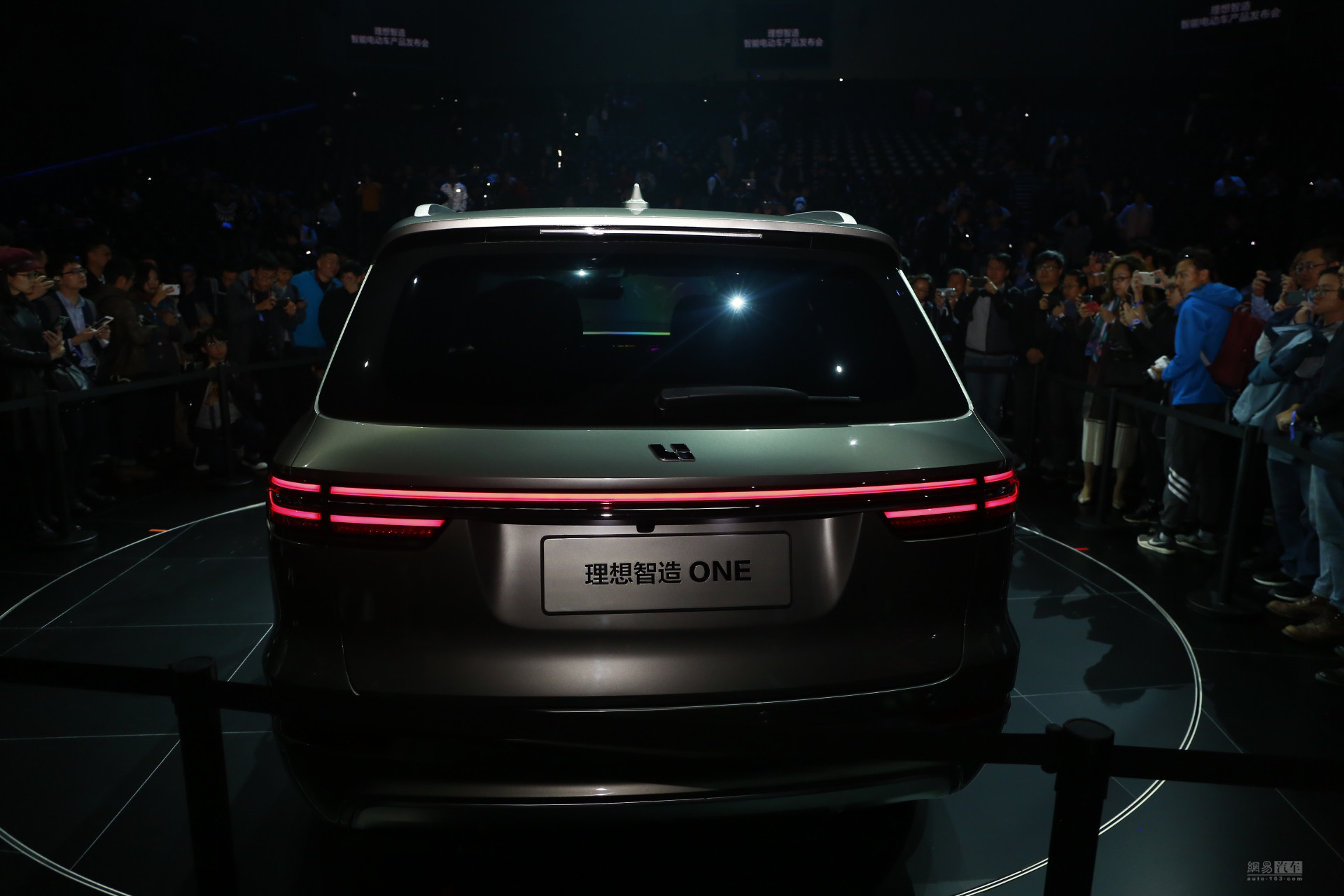 理想智造ONE正式亮相，补贴前不超40万