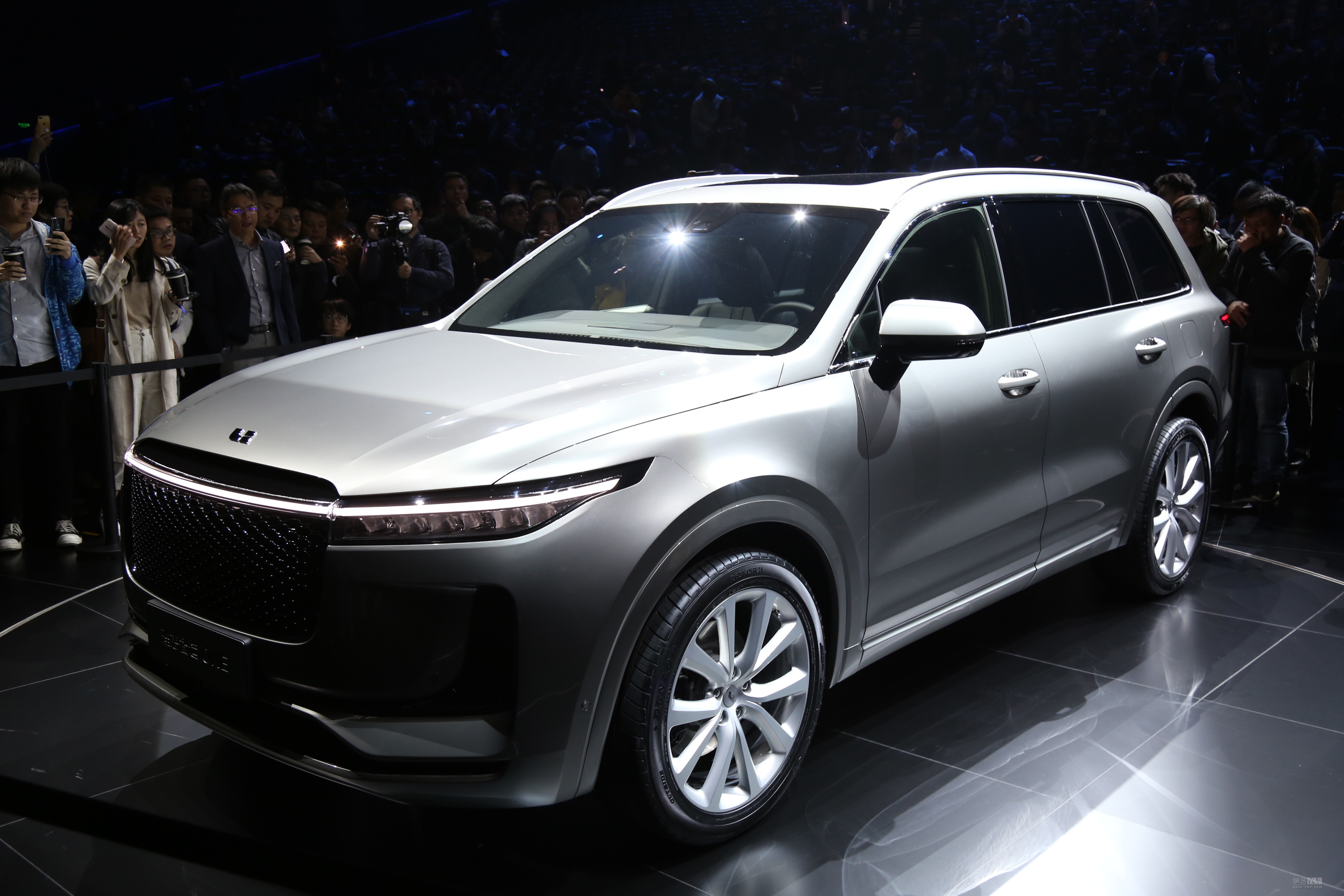 理想智造ONE正式亮相，补贴前不超40万