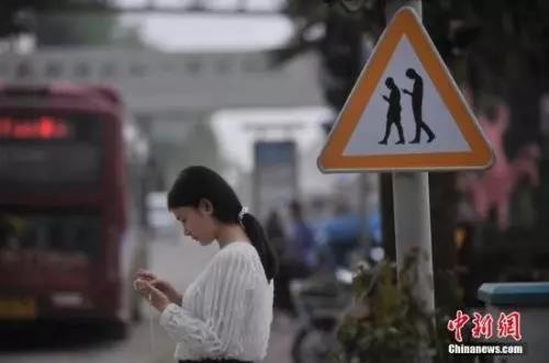 抖音5分钟人间1小时? 短视频刷屏背后的沉迷与觉醒