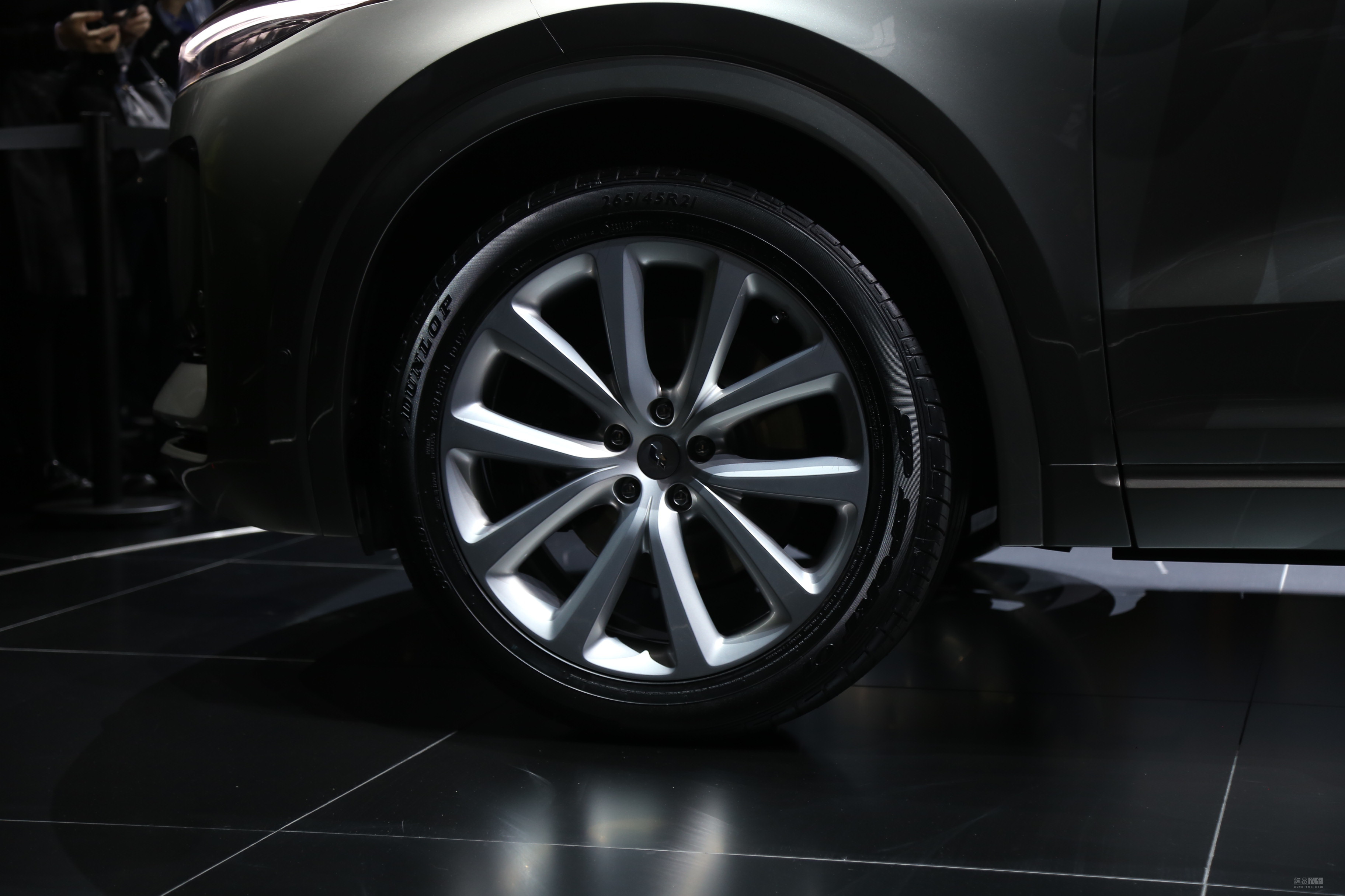 理想智造ONE正式亮相，补贴前不超40万