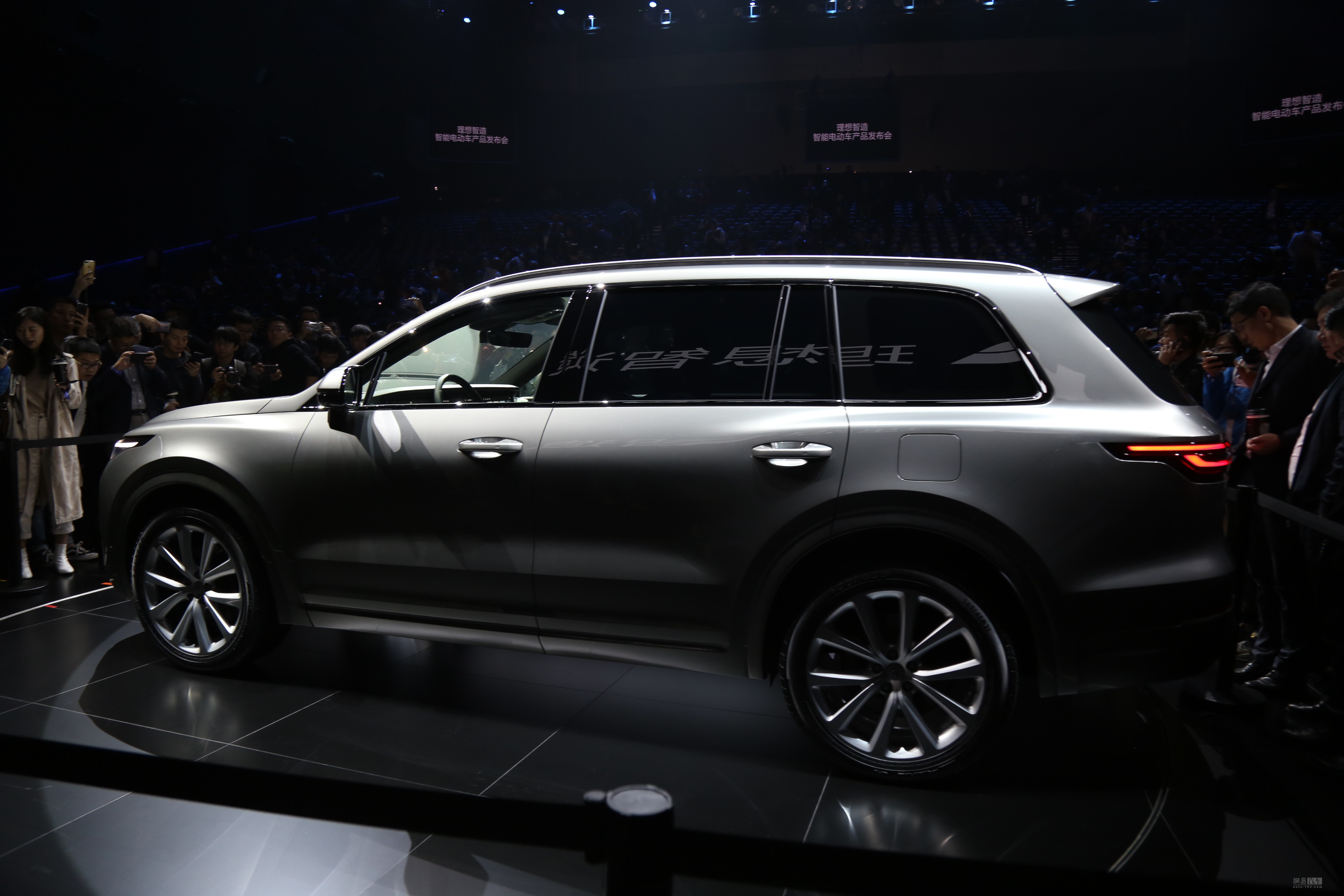 理想智造ONE正式亮相，补贴前不超40万